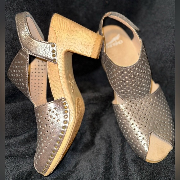Dansko Silver Sandals with Perforated Upper and Slingback new* - Picture 8 of 16